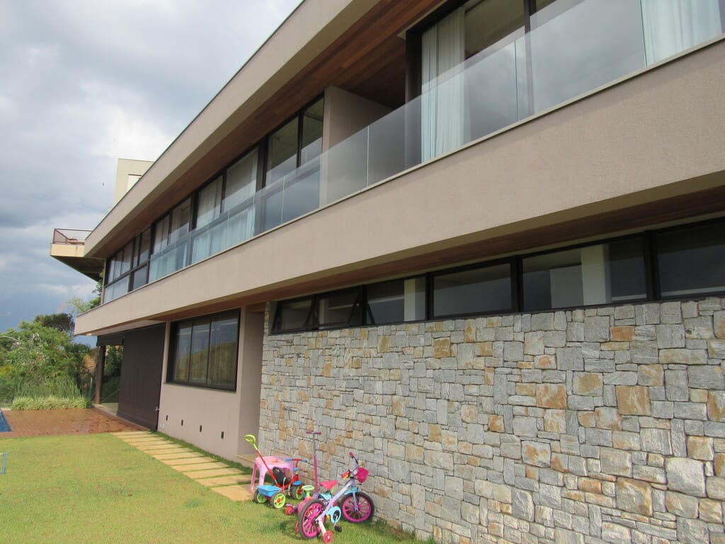 Fachada dos fundos da casa com mais de 600 metros quadrados no condomínio Vila Alpina, Belo Horizonte, construída pela Mazí Construtora.