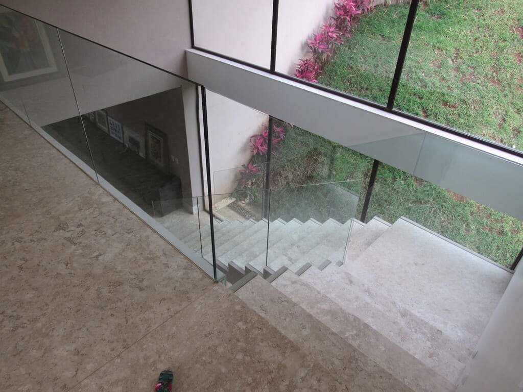 Escada plissada na casa do condomínio Vila Alpina, Belo Horizonte, construída pela Mazí Construtora.