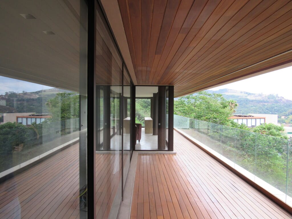 Forro e piso de madeira na varanda da casa no condomínio Vila Alpina, Belo Horizonte, construída pela Mazí Construtora.