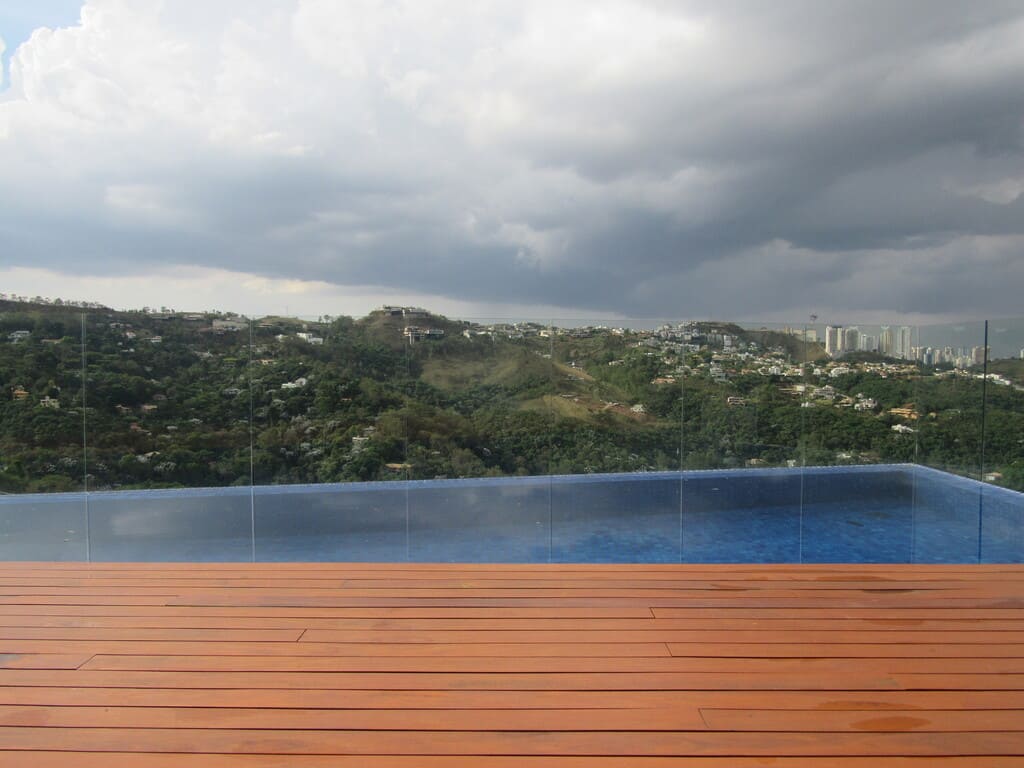 Piscina com borda infinita na construção da casa no condomínio Vila Alpina, Belo Horizonte, realizada pela Mazí Construtora.