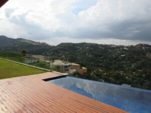Piscina com borda infinita na construção da casa no condomínio Vila Alpina, Belo Horizonte, realizada pela Mazí Construtora.