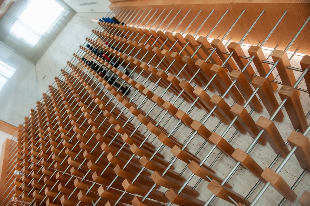 Adega planejada na sala de estar do apartamento Belvedere, Belo Horizonte, reformado pela Mazí Construtora.