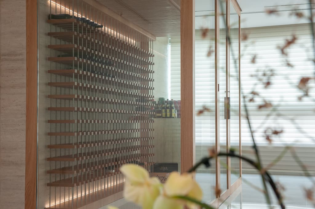 Adega planejada na sala de estar do apartamento Belvedere, Belo Horizonte, reformado pela Mazí Construtora.