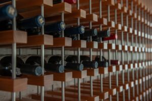 Adega planejada na sala de estar do apartamento Belvedere, Belo Horizonte, reformado pela Mazí Construtora.