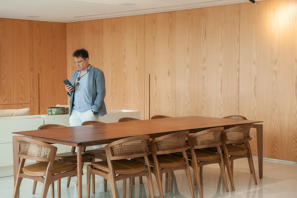 Mesa de jantar moderna no apartamento Belvedere, Belo Horizonte, reformado pela Mazí Construtora.