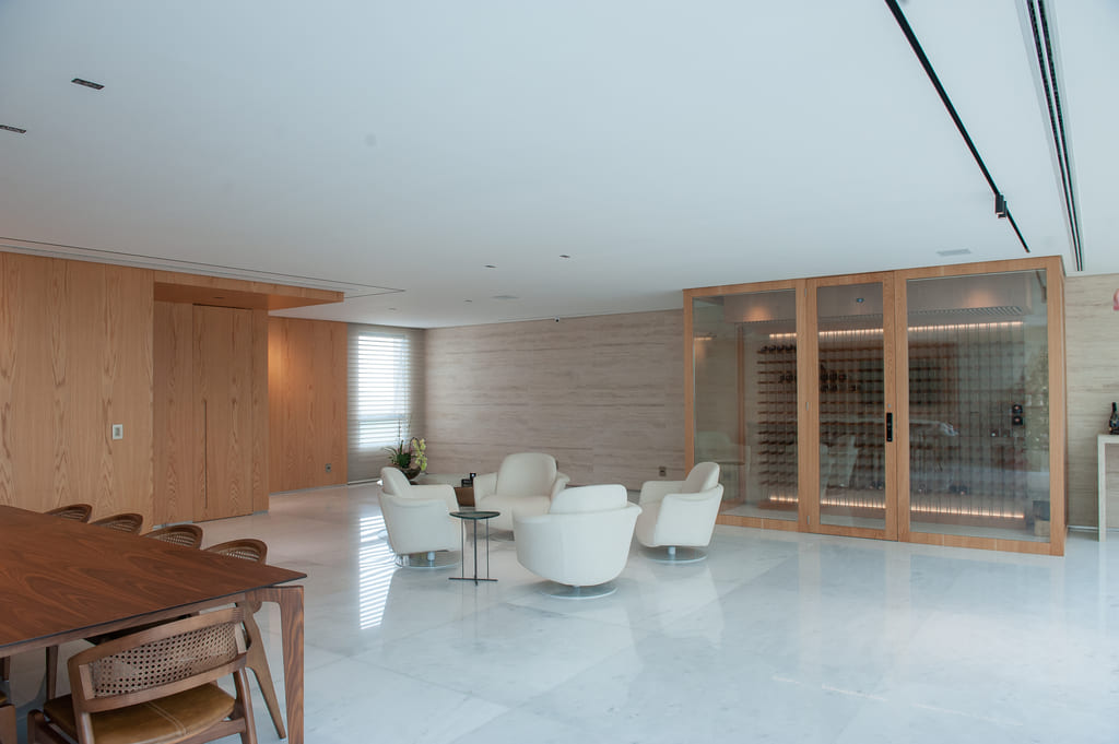 Sala reformada no apartamento Belvedere, Belo Horizonte, com design moderno e acabamentos de qualidade pela Mazí Construtora.