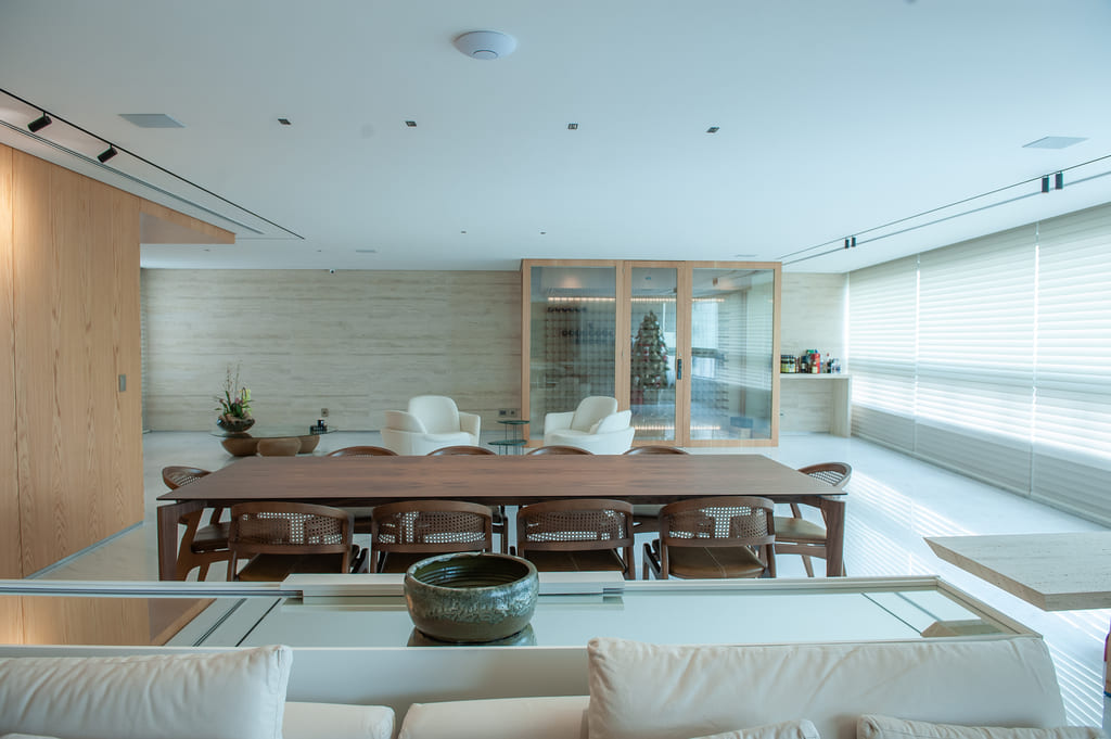 Sala reformada no apartamento Belvedere, Belo Horizonte, com design moderno e acabamentos de qualidade pela Mazí Construtora.