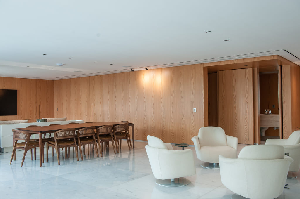 Sala reformada no apartamento Belvedere, Belo Horizonte, com design moderno e acabamentos de qualidade pela Mazí Construtora.