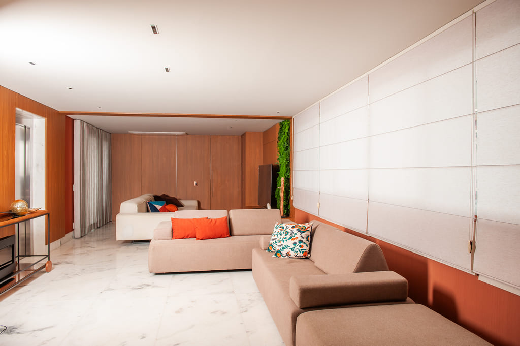 Cortina elegante na sala do apartamento reformado na Savassi, Belo Horizonte, projeto realizado pela Mazí Construtora.