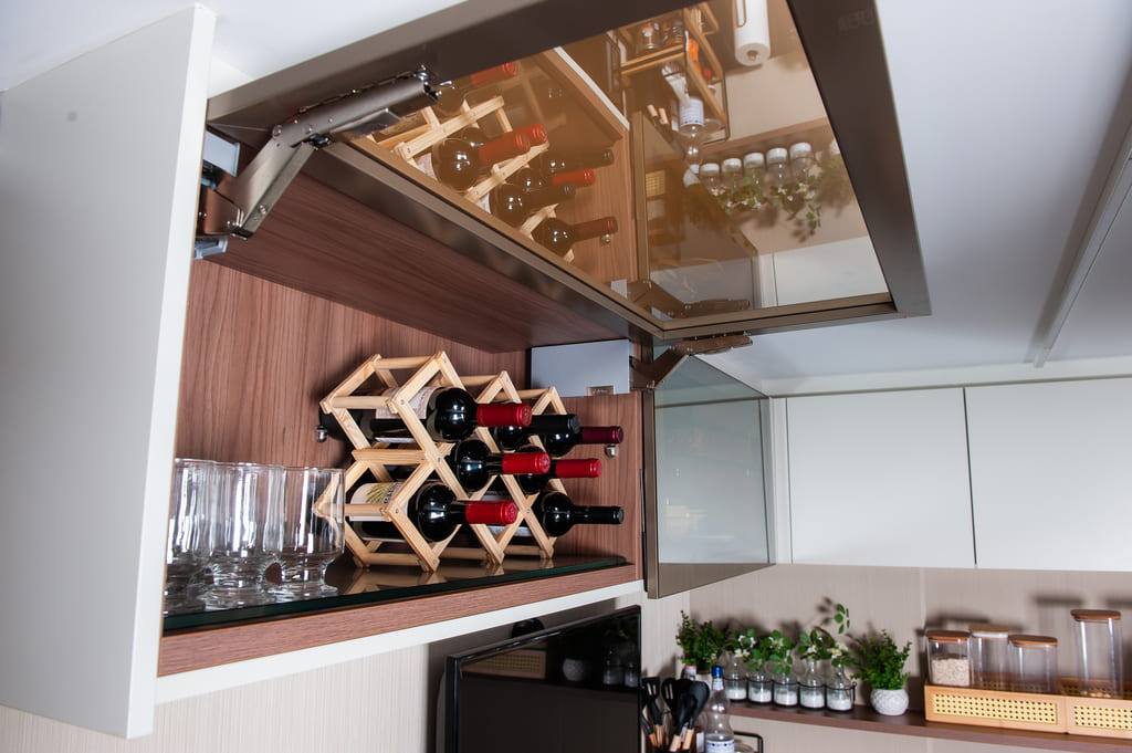 Adega planejada integrada ao ambiente na reforma de apartamento na Savassi, Belo Horizonte, realizada pela Mazí Construtora.