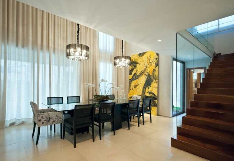 Sala de jantar com pé direito duplo na construção de casa no bairro Santa Lúcia, Belo Horizonte, realizada pela Mazí Construtora.