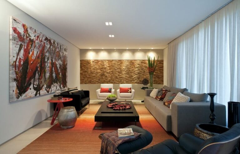 Sala de estar ampla e integrada na construção de casa no bairro Santa Lúcia, Belo Horizonte, realizada pela Mazí Construtora.