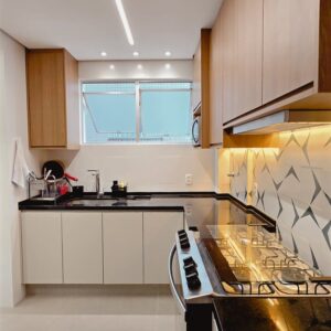 Cozinha planejada moderna em apartamento reformado no Buritis, com armários sob medida e acabamentos elegantes.