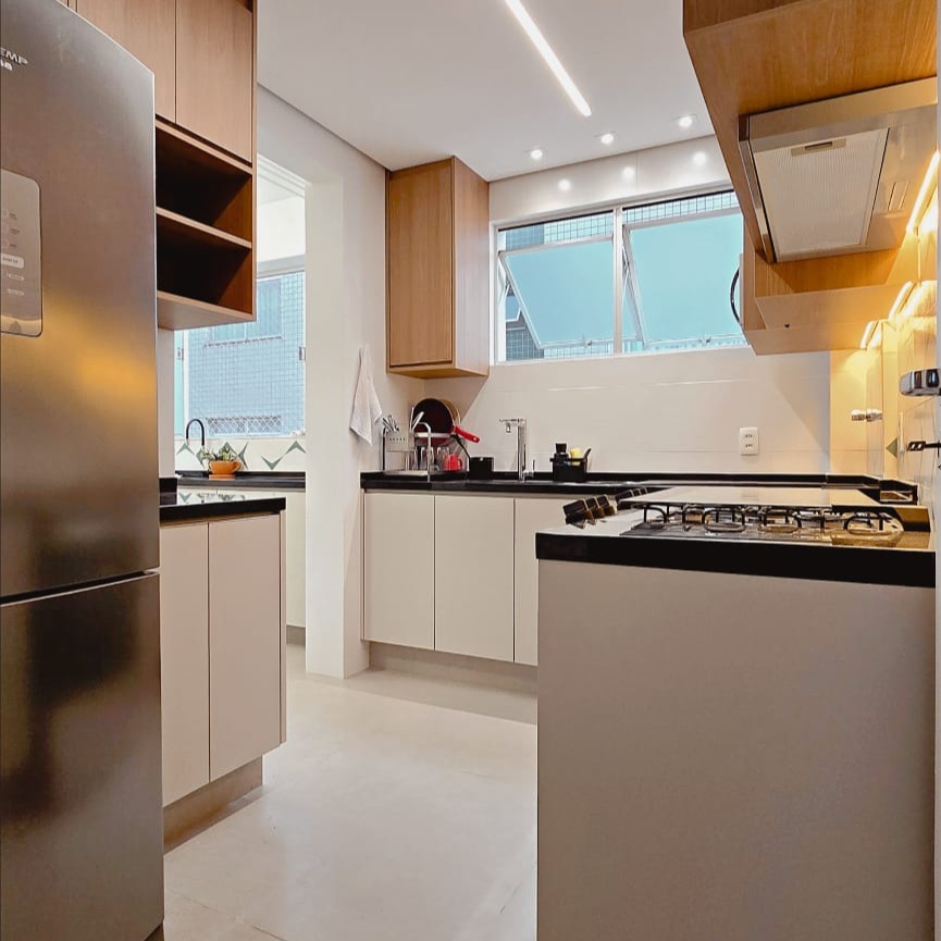 Cozinha planejada moderna em apartamento reformado no Buritis, com armários sob medida e acabamentos elegantes.