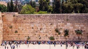 Muro das Lamentações ao entardecer; fiadas de pedra maciça com textura e modulação evidenciam princípios de alvenaria estrutural.