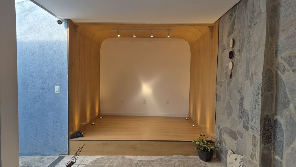 Palco construído na reforma da Casa Rondó, executado pela Mazí Construtora conforme projeto do arquiteto Pedro Freitas.