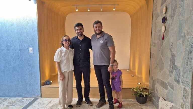 Família e equipe da Mazí Construtora no palco inaugurado após a reforma da Casa Rondó.