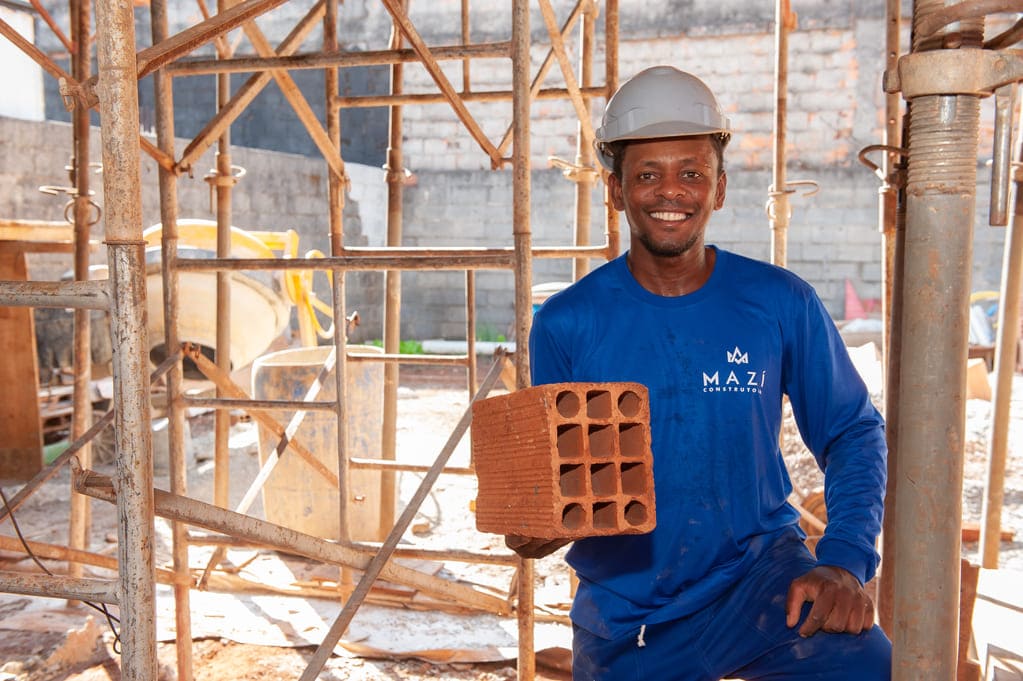 Pedreiro trabalhando na construção de casa de alvenaria