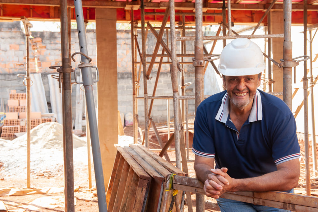 Engenheiro civil Francisco Rennó em obra de construção de casa