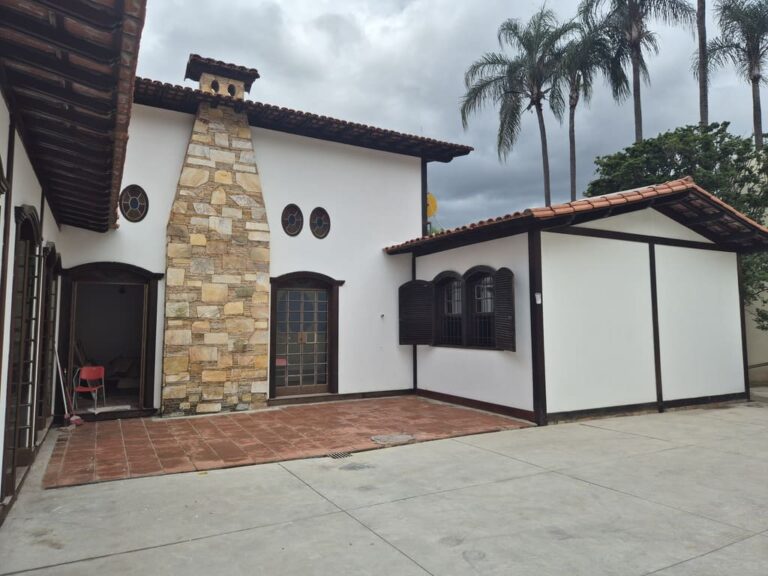 Pátio externo reformado na ampliação do Colégio Alta Vista