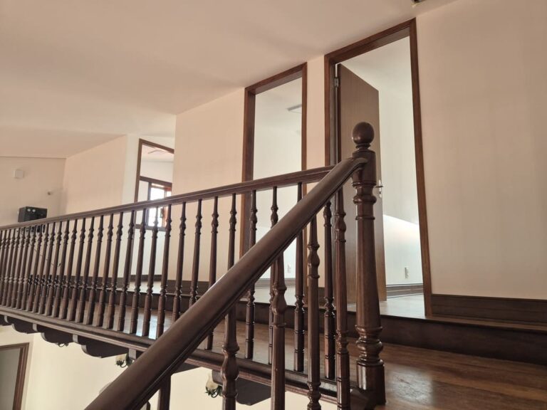 Corredor superior com guarda-corpo na reforma e ampliação do Colégio Alta Vista