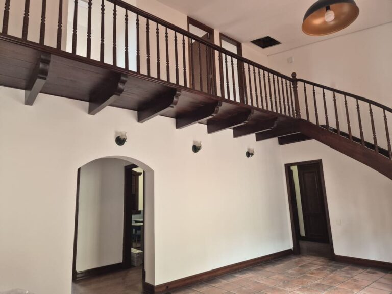 Hall interno com mezanino na reforma e ampliação do Colégio Alta Vista