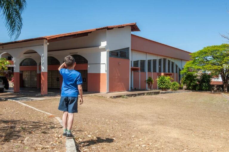 Fachada com entorno paisagístico na reforma do anfeteatro Betânia