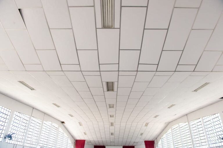 Forro acústico e iluminação na reforma do anfeteatro Betânia