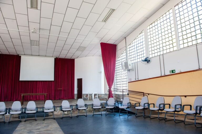 Visão geral do salão na reforma do anfeteatro Betânia