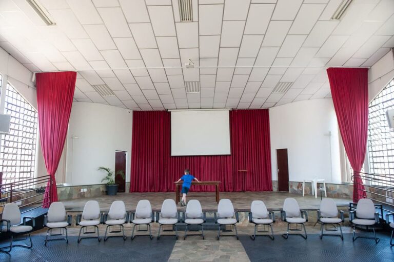 Palco com cortinas na reforma do anfeteatro Betânia