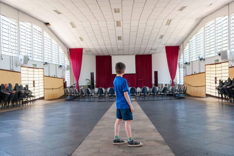 Vista interna do salão com palco na reforma do anfeteatro Betânia