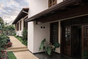 Entrada principal da casa reformada no Grajaú