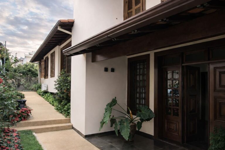 Entrada principal da casa reformada no Grajaú