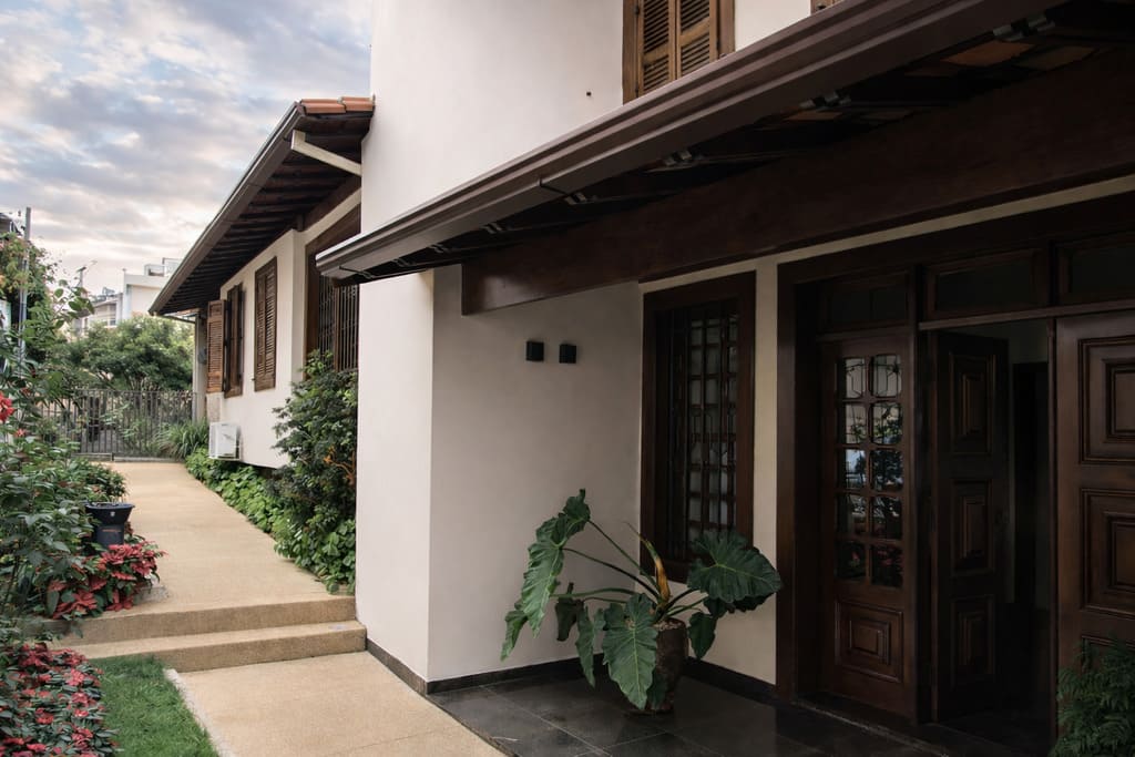 Entrada principal da casa reformada no Grajaú