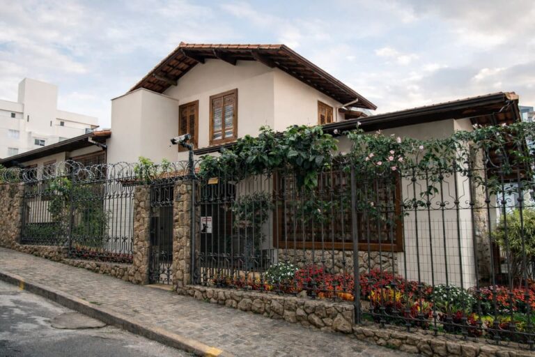 Fachada da casa com muro e jardim após reforma no Grajaú