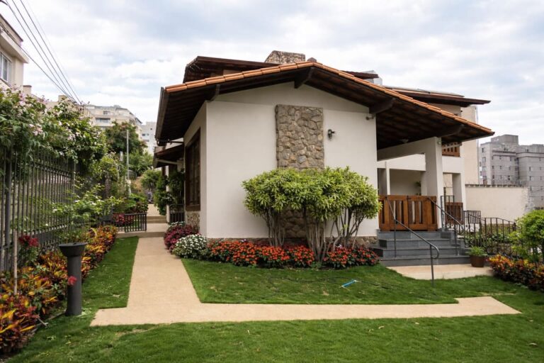 Fachada da casa com jardim após reforma no Grajaú