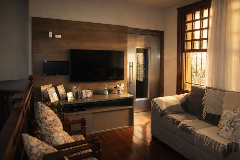 Sala de estar da casa após reforma no Grajaú