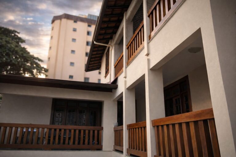 Sacada e varanda de madeira após reforma da casa no Grajaú