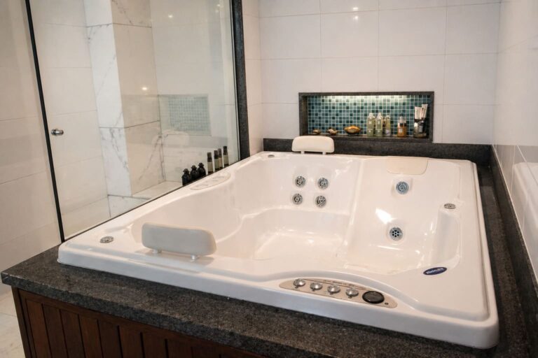 Banheira de hidromassagem em banheiro moderno com acabamento em mármore