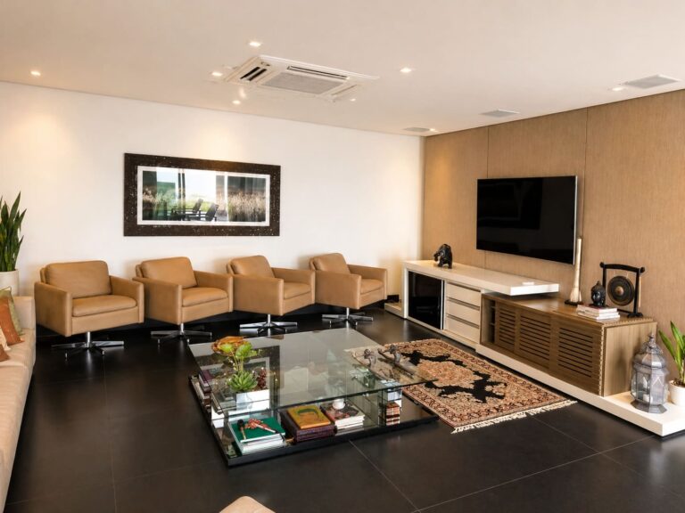 Sala de estar moderna com poltronas de couro, mesa de centro de vidro e painel de TV